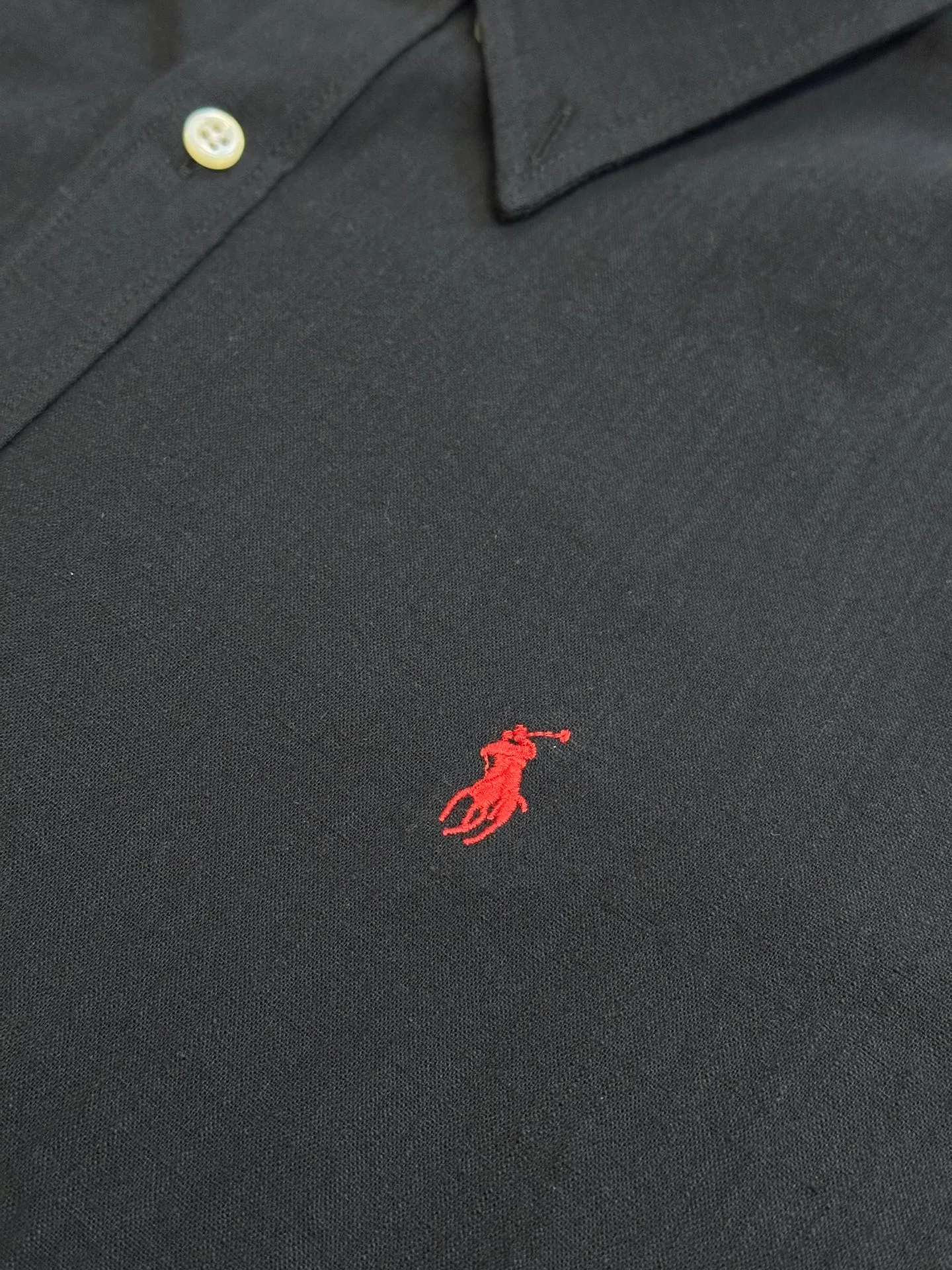 🅿️440 Ralph Lauren embroidered linen shirt is made of high-quality linen material and is elegantly presented in a deep ink color. It is embellished with a delicate red pony mark. The outer I-shaped pleated split back yoke is cleverly designed, adding a sense of agility and sophistication. Adopting side-turning and embedded clamping stitching technology, it is smooth and tidy.  size：s m l xl